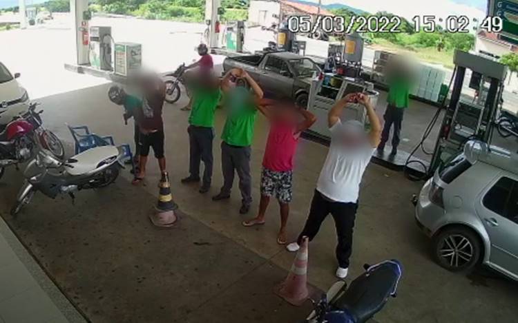 Bandidos armados assaltam posto de combustíveis no Sertão e funcionários são ameaçados de morte. Vídeo