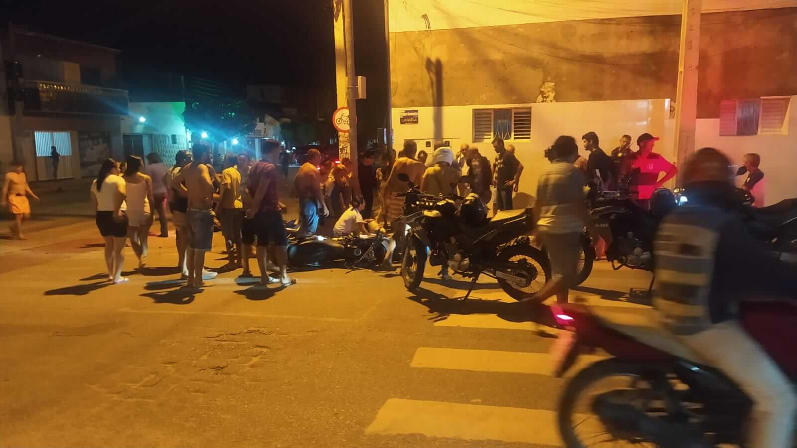 Colisão entre duas motocicletas, uma delas da ROTAM, é registrada na noite desta segunda-feira (07), em Patos. Vídeo