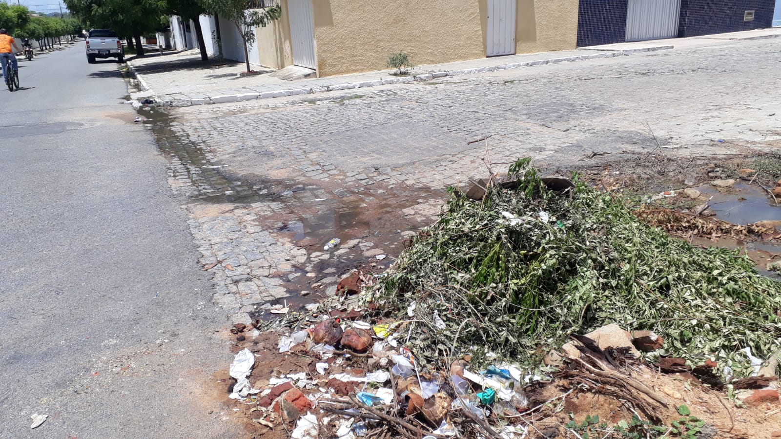 Moradores do Juá Doce cobram conserto de esgoto estourado próximo ao Hospital Infantil