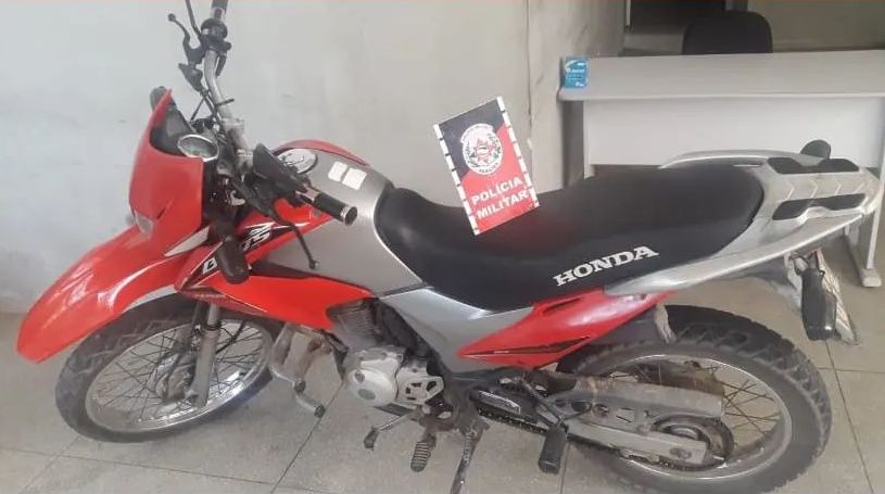 Polícia Militar recupera motocicleta com restrição de roubo/furto em Teixeira