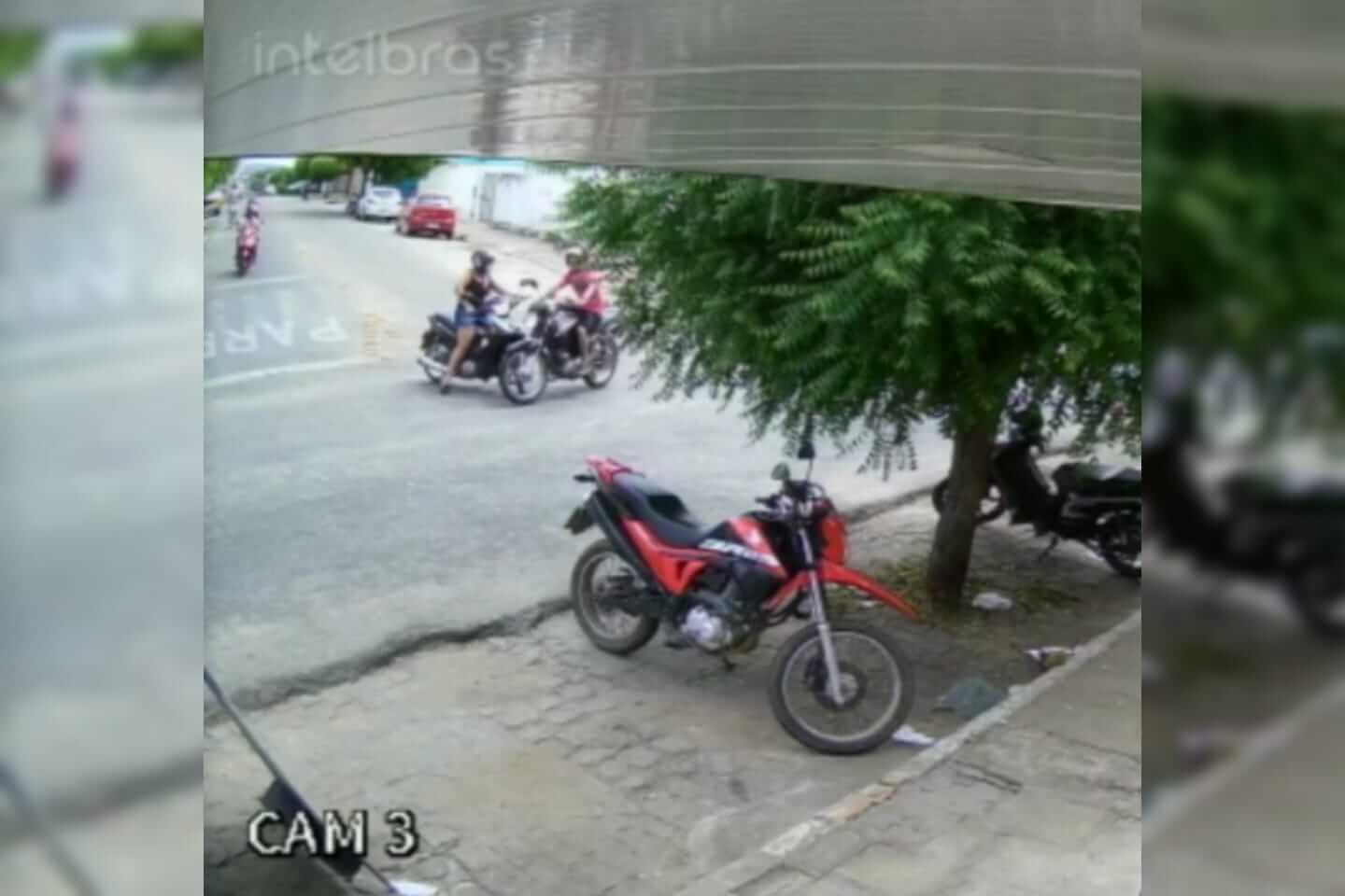 Colisão entre duas motos é registrada na manhã desta quinta-feira (10), em Patos. Vídeo