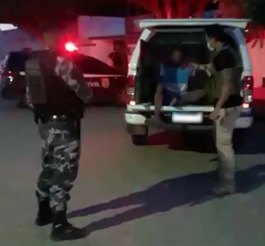 Polícia prende pai e filho acusados de matar homem com golpes de facão e pauladas durante bebedeira, na Paraíba