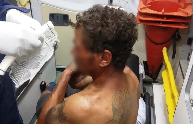 Morador de rua é agredido com pedaço de ferro na tarde desta sexta-feira (11), no Centro de Patos