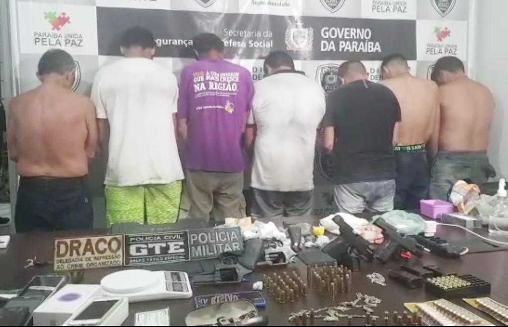 Mega Operação no Sertão prende policial militar e várias pessoas suspeitas de envolvimento com o tráfico de drogas. Armas e drogas foram apreendidas