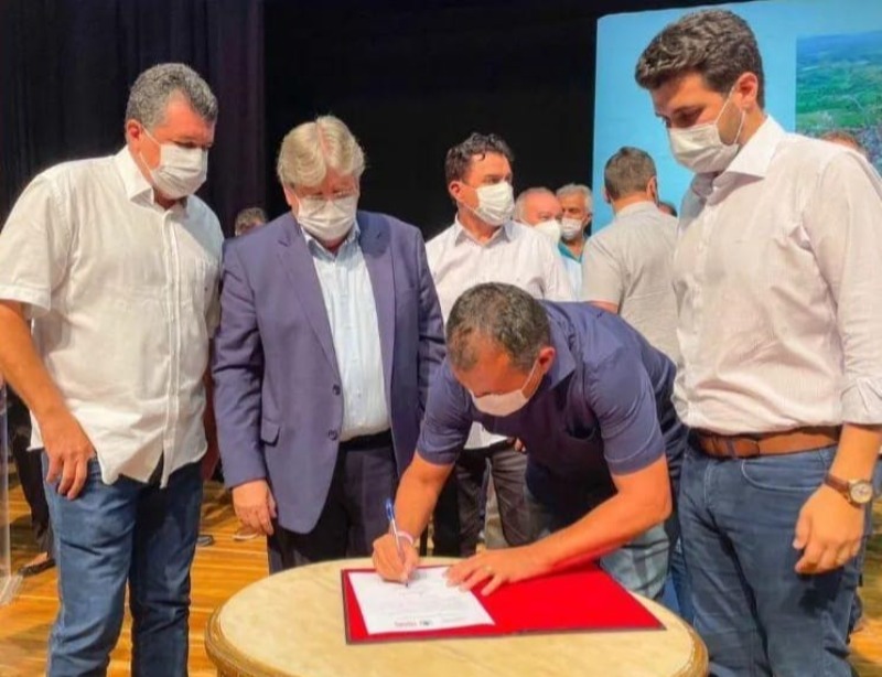 Prefeito de Catingueira assina convênio para construção de creche no valor de mais de R$ 850 mil de reais