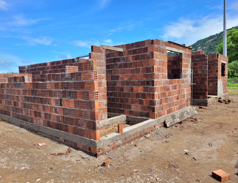 Prefeitura de Catingueira inicia construção de quatro casas de alvenaria através de convênio com a Funasa