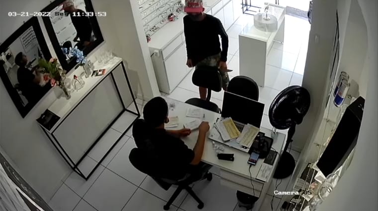 Homem armado com faca pratica assalto em Ótica no Centro de Patos, na manhã desta segunda-feira (21)