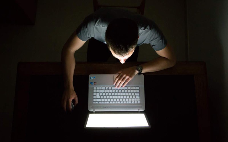 Psicóloga comenta sobre vício das crianças e adolescentes em tecnologia e recomenda mais atenção por parte dos pais. Ouça