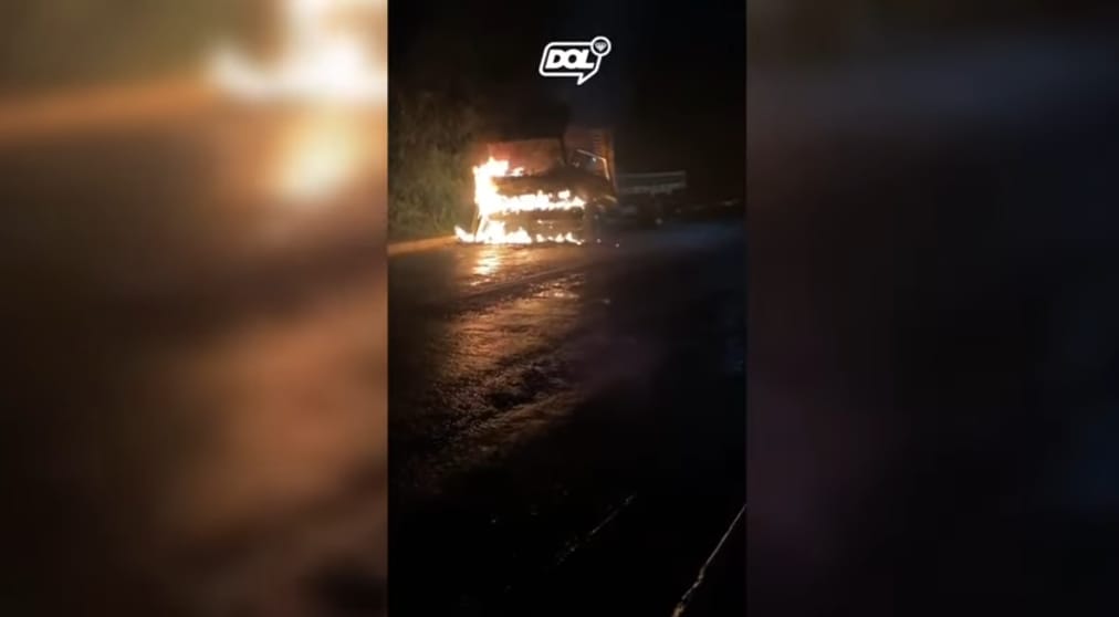 Caminhão fica destruído após incêndio provocado por pane elétrica, no Vale do Piancó. Vídeo