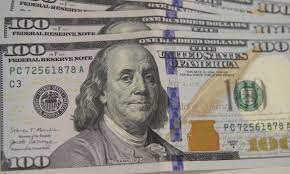 Dólar volta a ficar abaixo de R$ 5 confirmação de juros mais altos no Brasil 