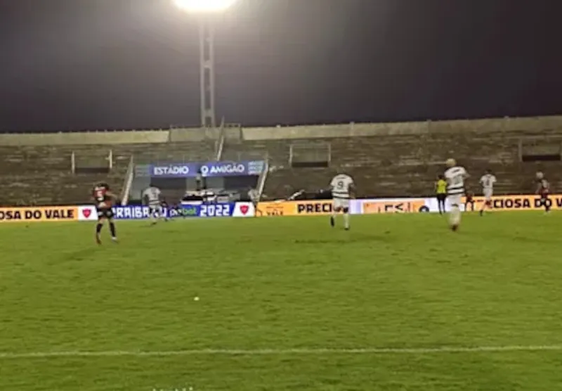 Em noite chuvosa, Campinense bate Sport-PB e se isola no grupo