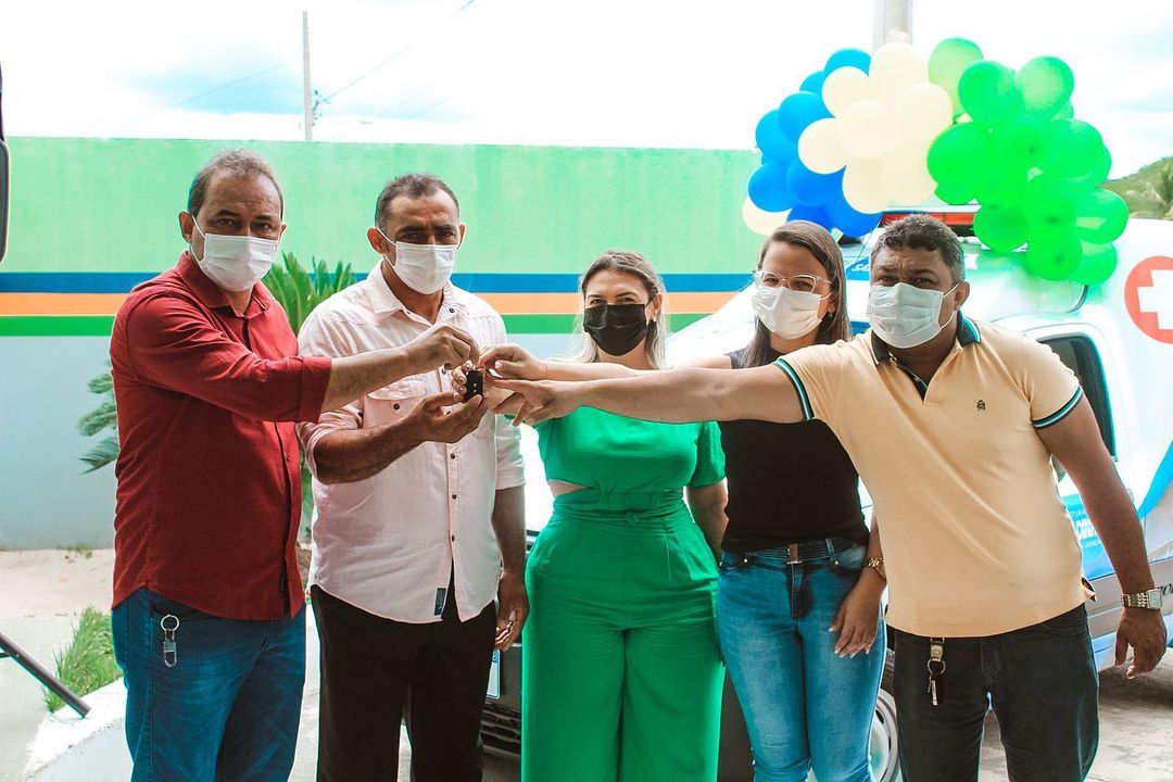 Prefeito de Salgadinho entrega ambulância 0km a população