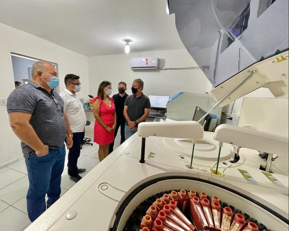 Prefeito Nabor Wanderley faz entrega oficial da reforma e modernização do Laboratório Municipal de Patos