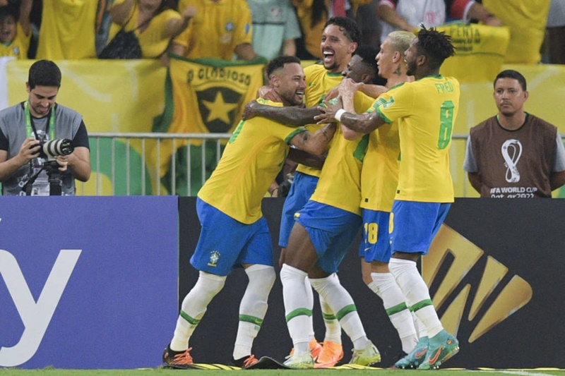 Brasil goleia no Maracanã, segue invicto nas Eliminatórias e complica o Chile