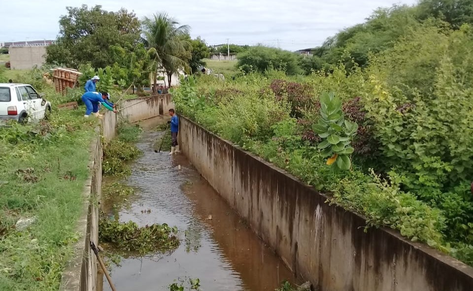 Secretário de Serviços Públicos explica que lixo e entulho jogados na rua são problemas graves nesse período de chuvas