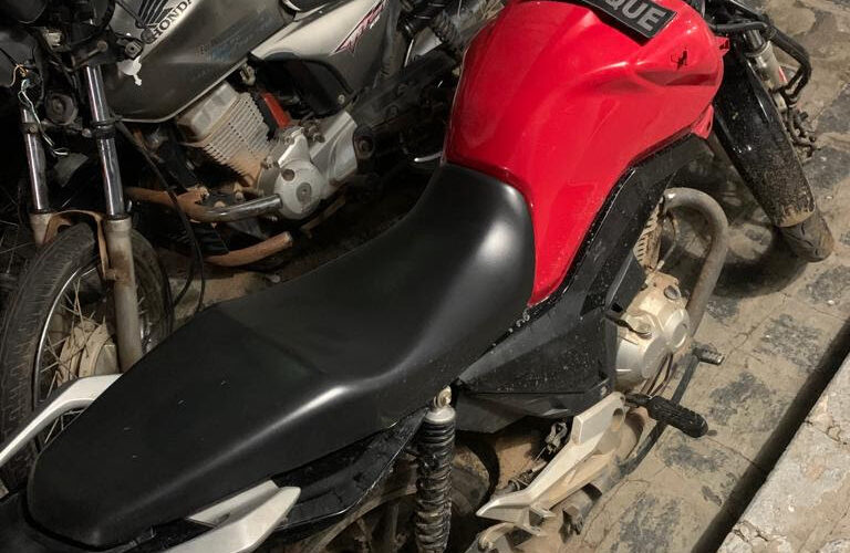 Polícia desarticula ponto de tráfico, apreende arma e recupera carro e materiais roubados, em cidade do Sertão