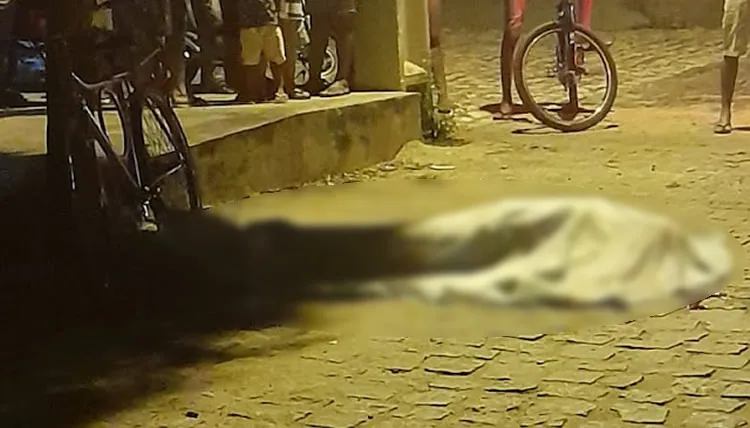 Mulher morre ao cair de bicicleta na noite deste sábado (26) em Cajazeiras