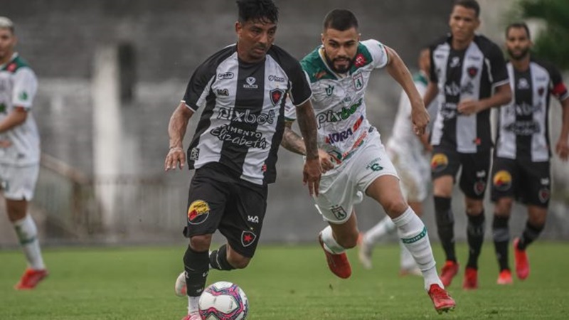 Botafogo-PB desperdiça pênalti, mas vence o Sousa e encosta na ponta da tabela