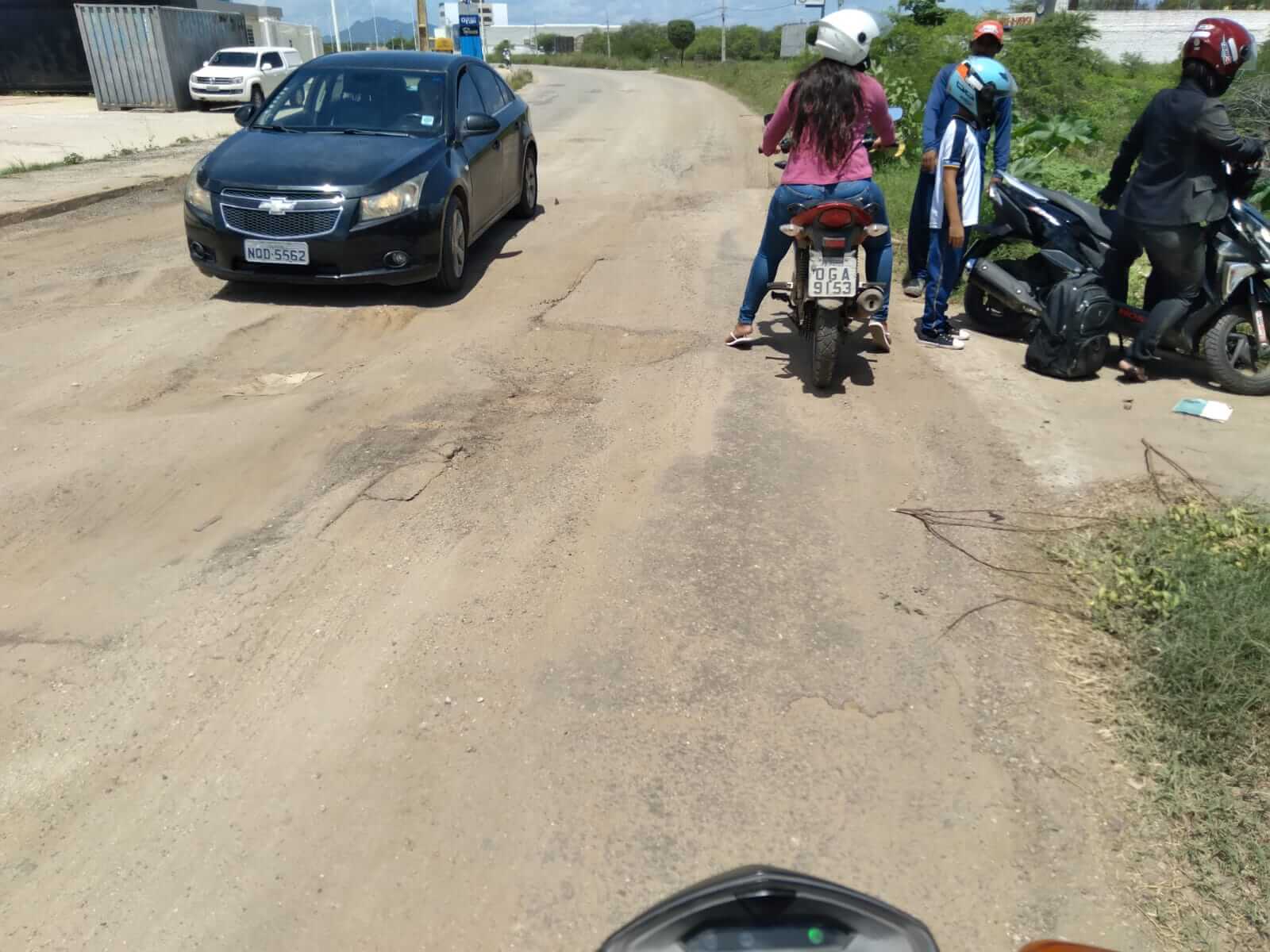 Internauta flagra acidente envolvendo mulher e criança na Alça Sudeste de Patos e cobra solução para problema