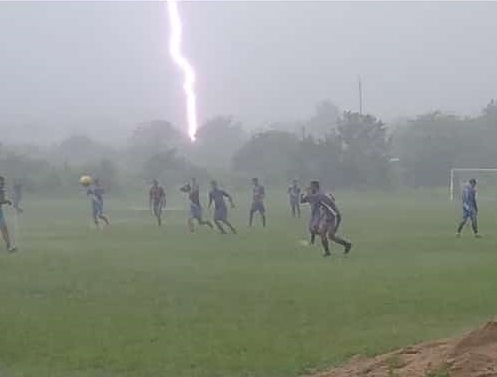 Raio cai próximo a campo durante partida de futebol na zona rural em São José do Egito-PE