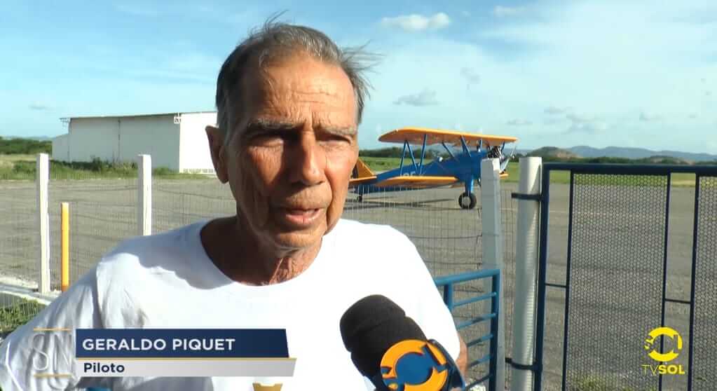 Irmão do tricampeão da Fórmula-1, Nelson Piquet, desembarca no aeroporto de Patos em aeronave utilizada para treinamento militar durante a 2ª Guerra Mundial