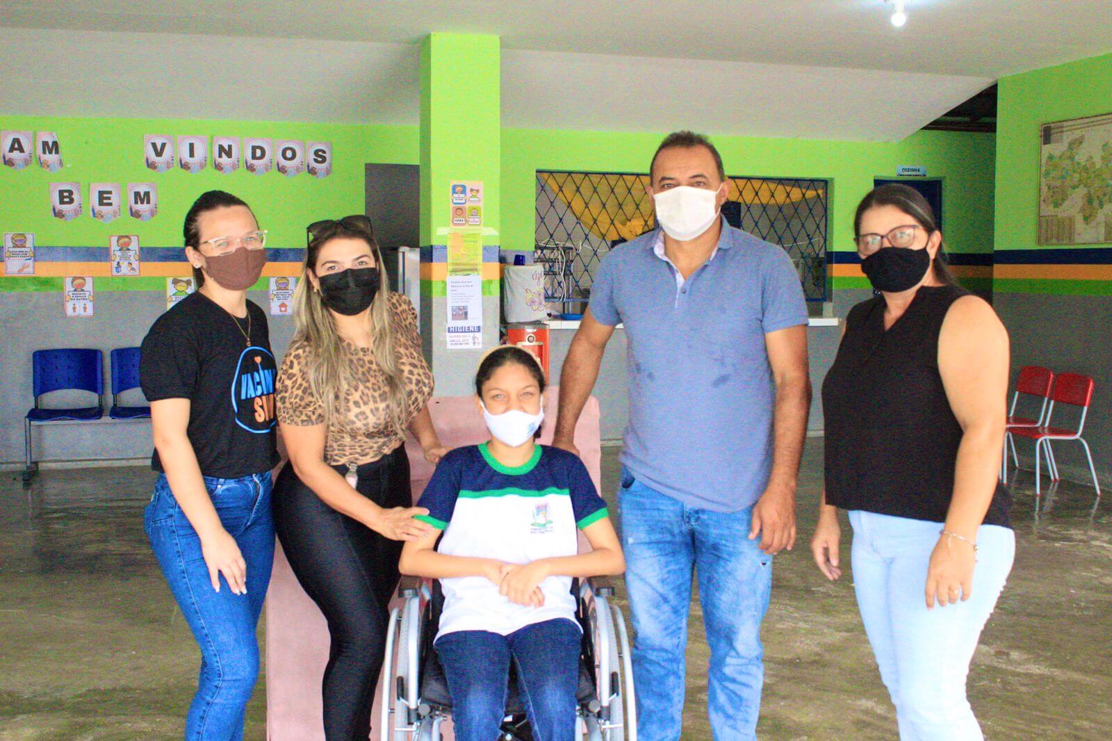 Prefeitura de Salgadinho entrega cadeira de rodas a adolescente que tem dificuldades de locomoção