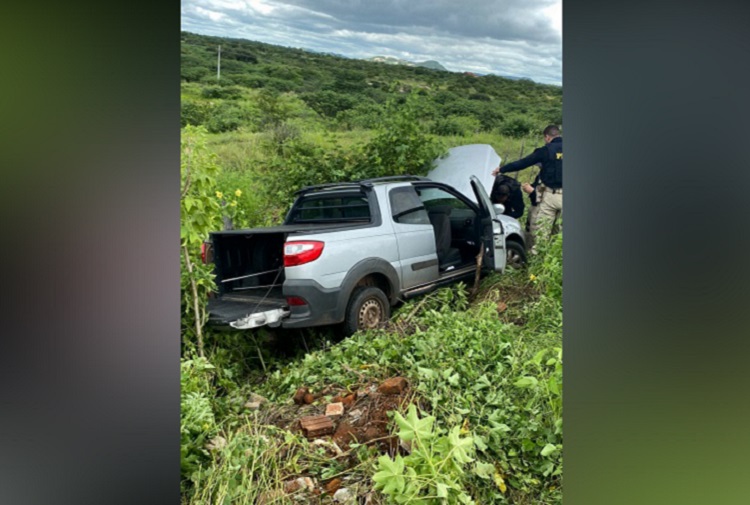 Dupla desobedece ordem de parada da PRF, capota veículo durante a fuga e foge a pé, na BR-230, em Pombal