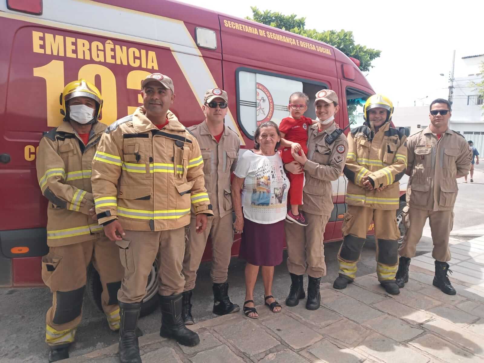 Bombeiros Militares do 4º BBM com sede em Patos prestam homenagem a garota que sonha em ser Bombeira, no dia do seu aniversário. Vídeo