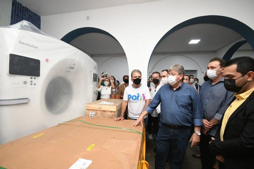 Em visita à Patos, João Azevêdo entrega tomógrafo, inspeciona obras da Saúde e assina convênios para investimentos na cultura e esporte