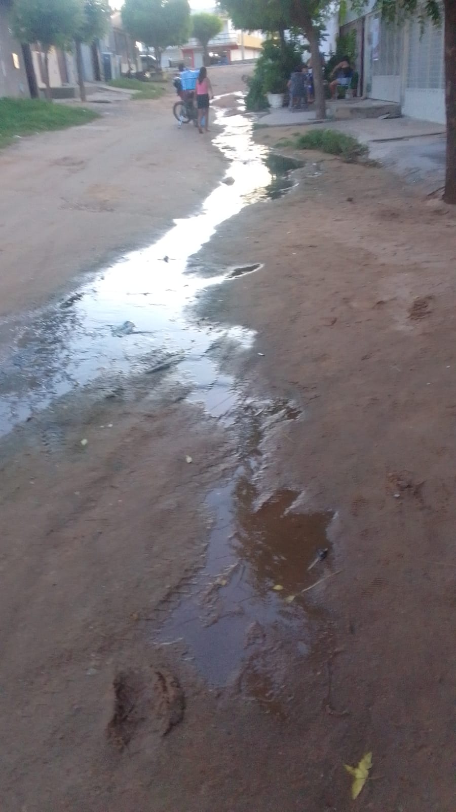 Moradores da Rua Joana Justino, no Monte Castelo, cobram conserto de galeria estourada