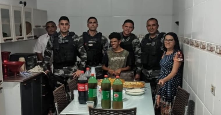 Jovem autista é homenageado por policiais militares da Paraíba na data de seu aniversário, em Santana dos Garrotes