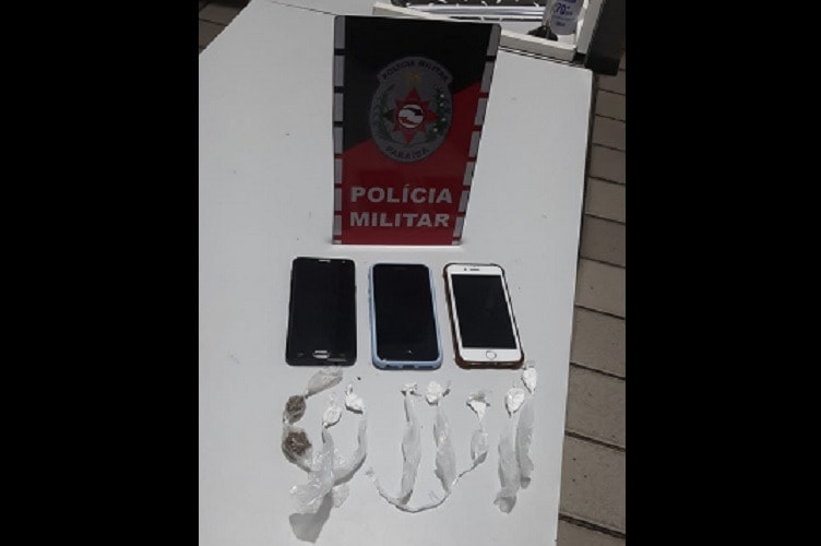 Homem que responde por homicídio e mais dois indivíduos são presos por tráfico de drogas na região de Pombal