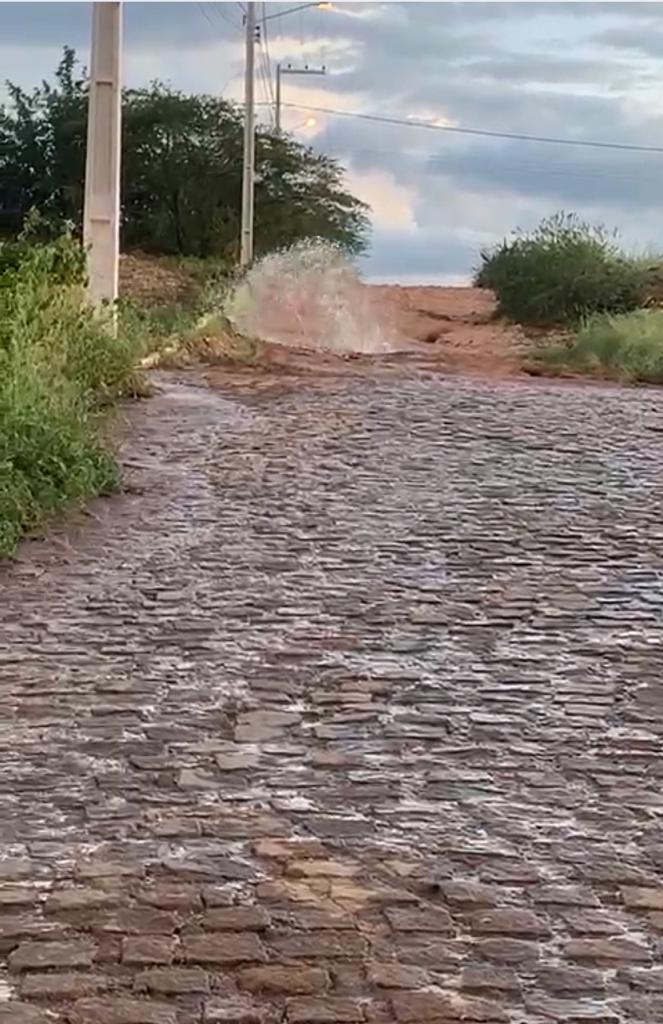 Moradores do Luar de Angelita cobram da CAGEPA, conserto de encanação estourada. Cagepa se pronuncia