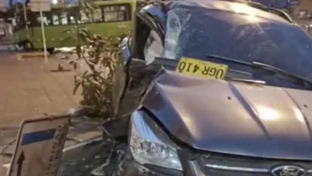 Ídolo do Corinthians se envolve em acidente de carro: 'Estado muito crítico'