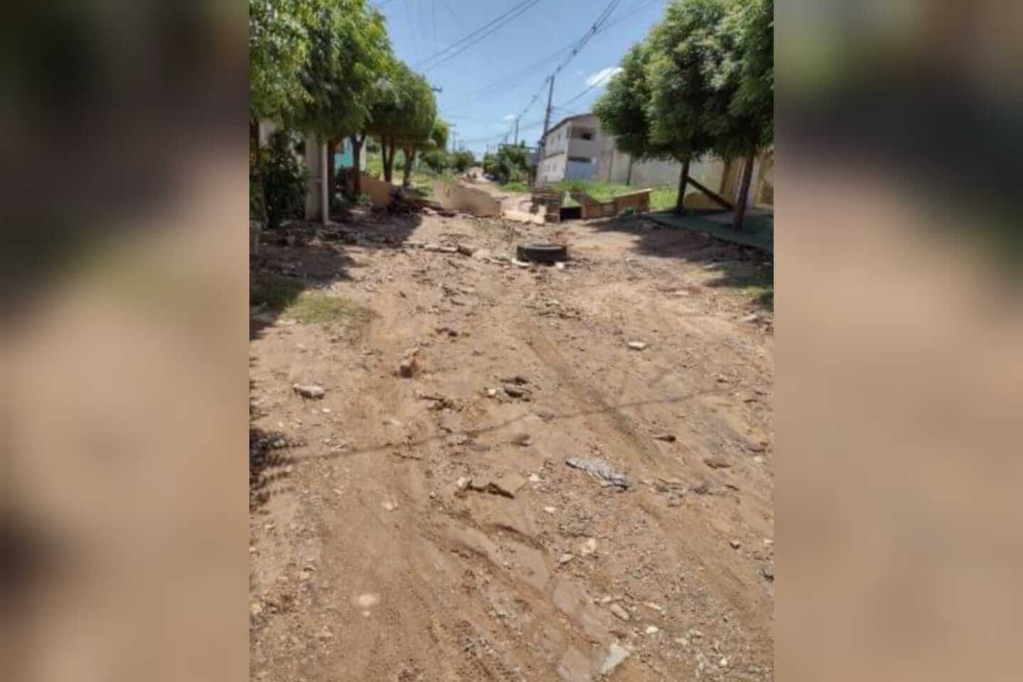 Moradores interditam rua por conta de buracos no bairro Noé Trajano, e cobram providências da Prefeitura de Patos