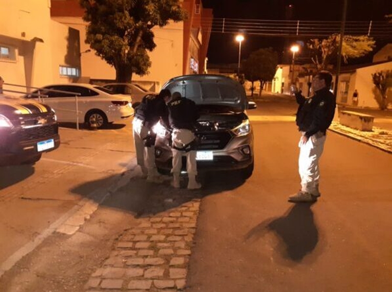 PRF apreende nesta sexta (15) em Piancó, carro roubado em Recife