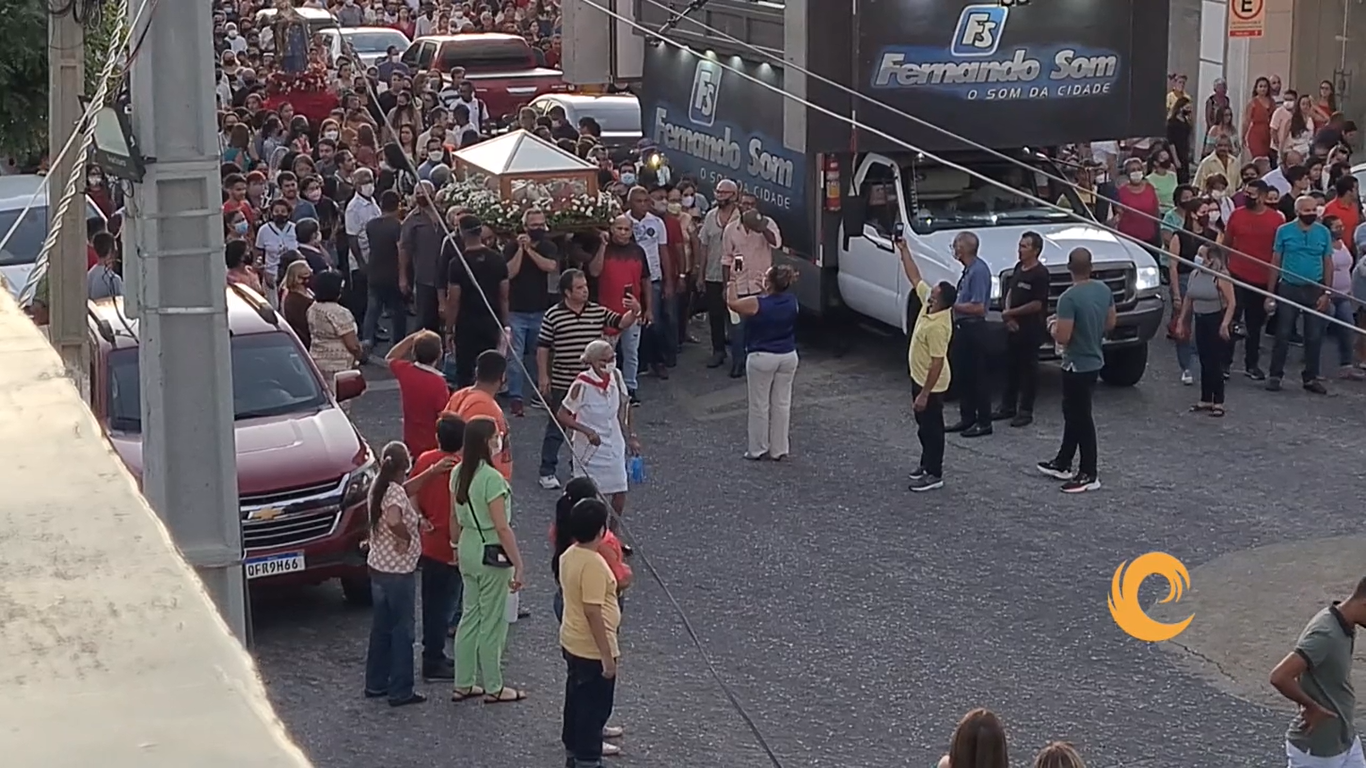 Após dois anos, centenas de fiéis católicos vão as ruas de Patos e participam da Procissão do Senhor Morto. Vídeo