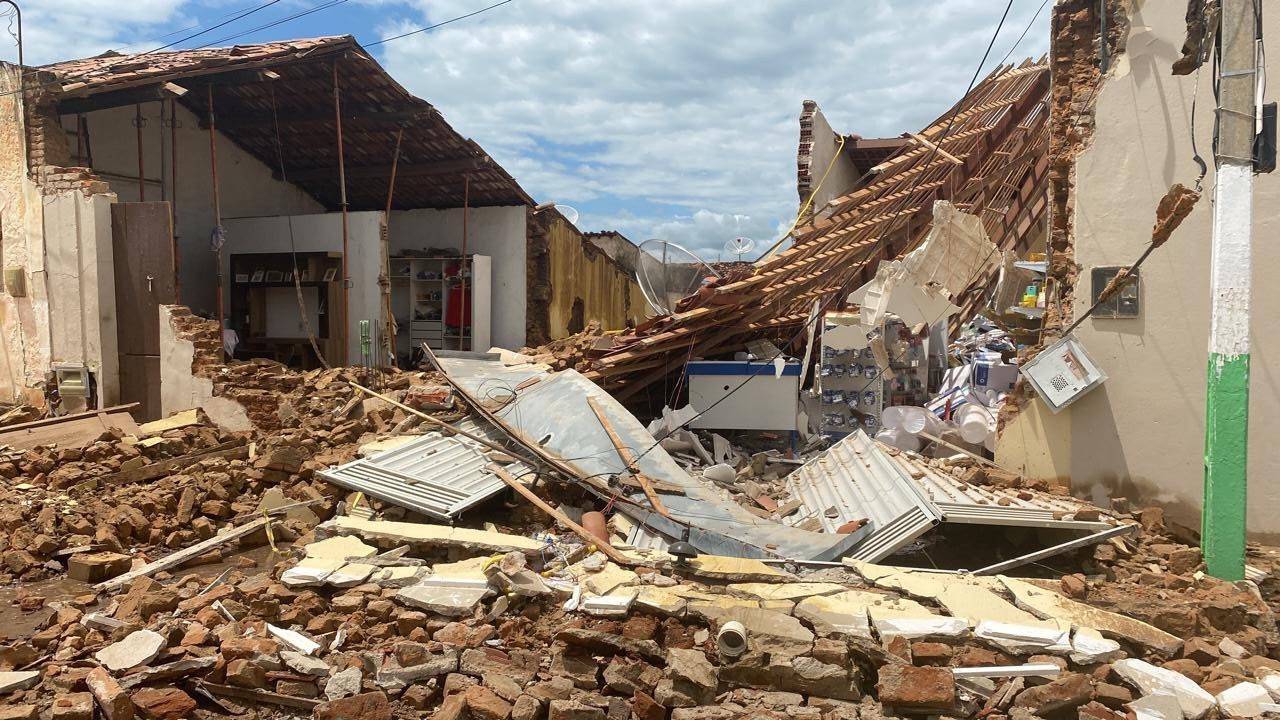 Prédio desaba após chuvas e atinge outras casas em Boa Ventura