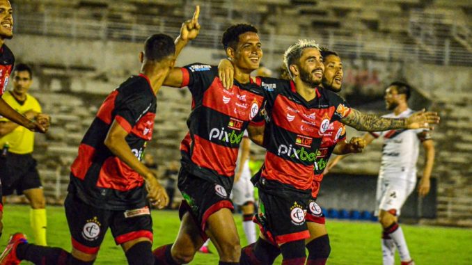 Com direito a golaço de bicicleta, Hugo Freitas marca dois e comanda vitória do Campinense sobre Brasil de Pelotas