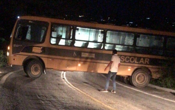 Motorista evita tragédia após ônibus que transportava estudantes de São José de Egito-PE apresentar falha mecânica enquanto descia a Serra de Teixeira