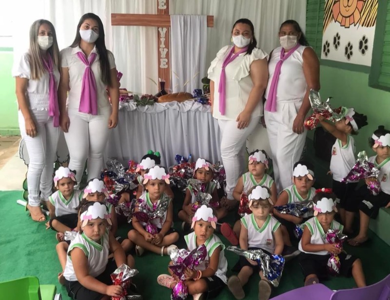 Prefeitura de São José do Bonfim realiza entrega de ovos de páscoa e de fardamentos para alunos da rede de ensino do município