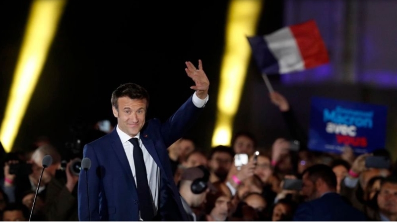 Emmanuel Macron vence Marine Le Pen e é reeleito presidente da França, segundo projeções