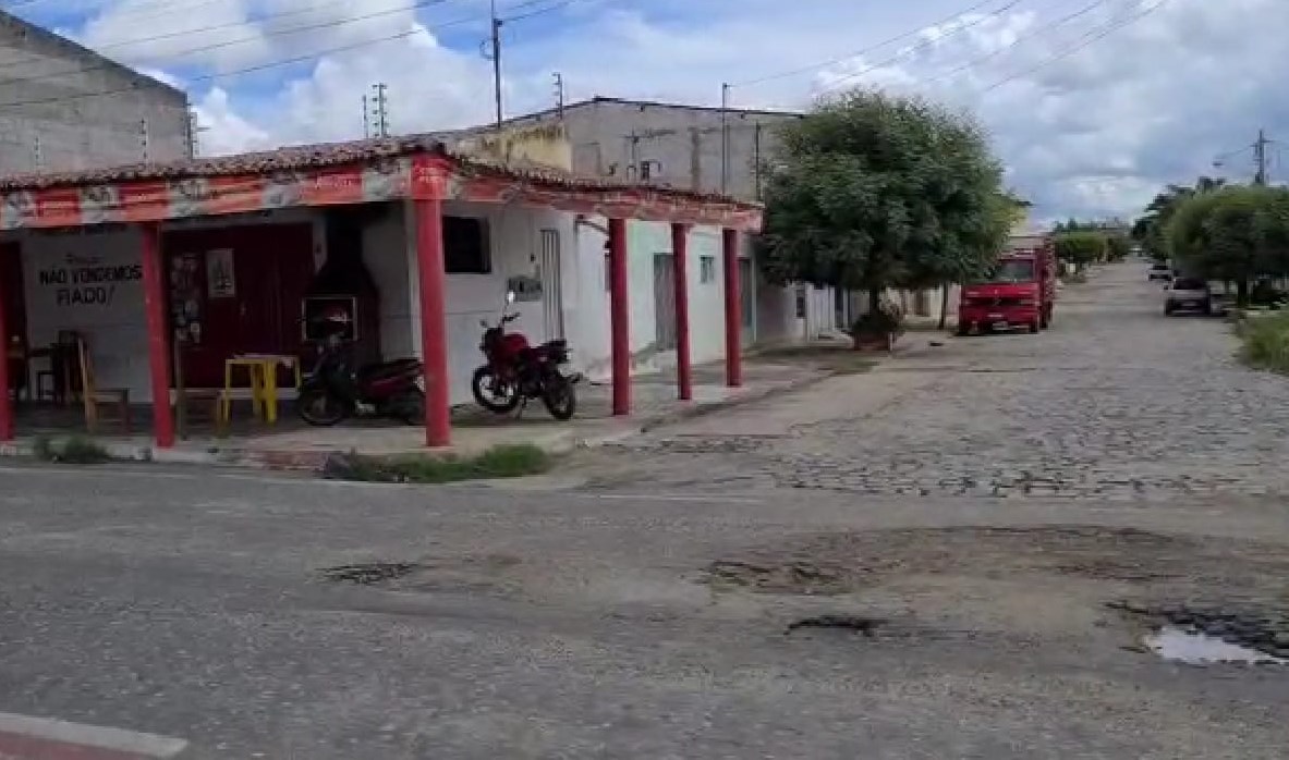 Internauta envia vídeo e cobra solução para buracos no bairro Jatobá, Zona Sul de Patos
