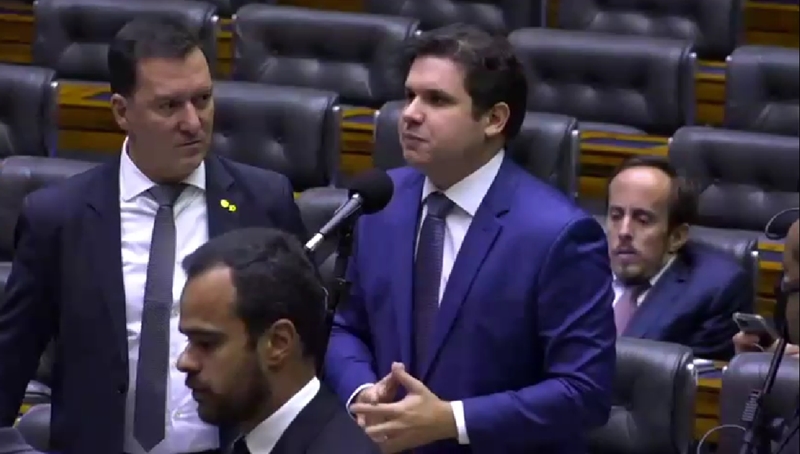 Hugo Motta apresenta emenda e torna o Auxílio Brasil permanente