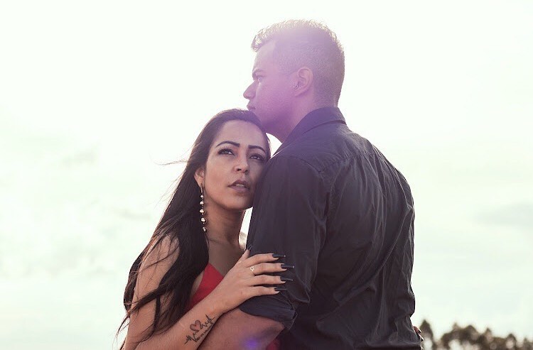 Mulher flagrada fazendo sexo com homem em situação de rua fala pela primeira vez após ocorrido: ‘Dilacerada’