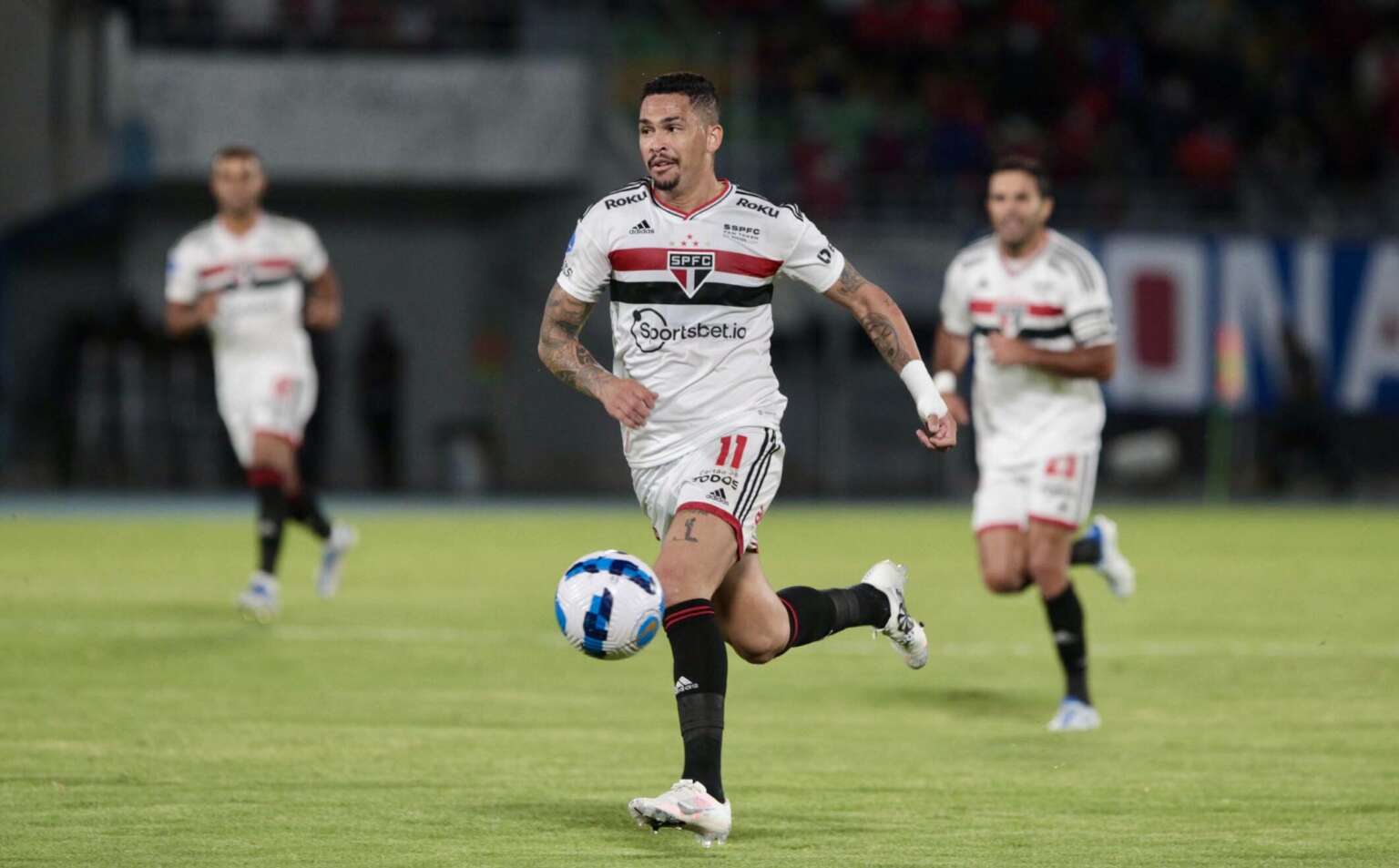 SUL-AMERICANA: São Paulo fica perto da classificação; Santos empata