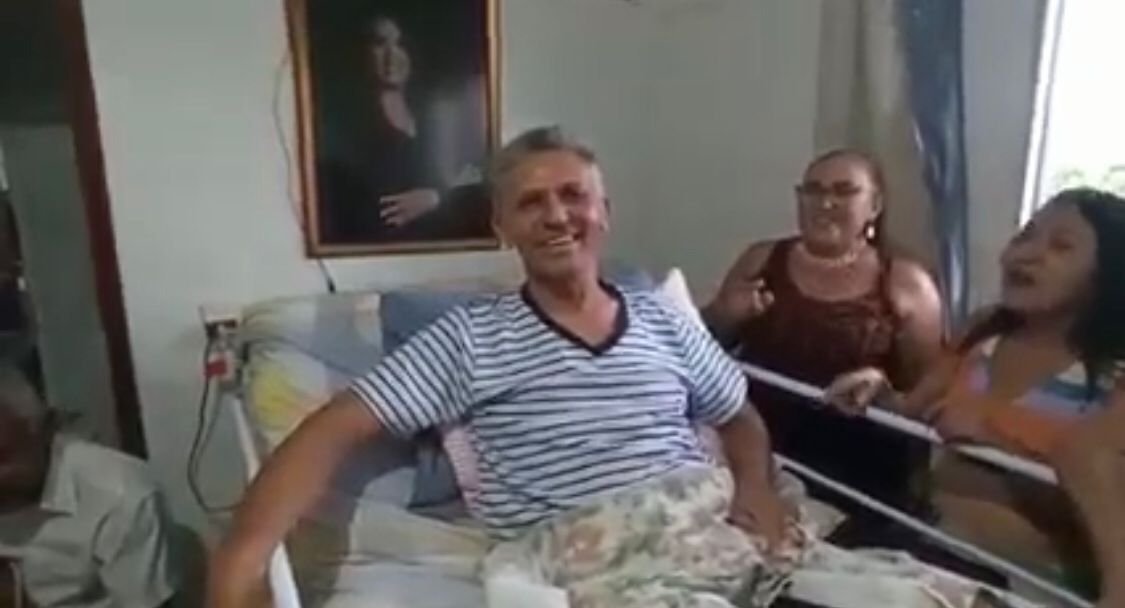 Vídeo mostra Sargento Bené sorridente e cantando louvor. Veja