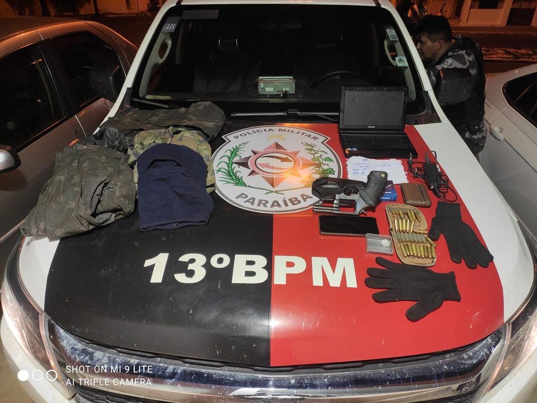 Polícia Militar apreende arma de fogo, munições, balaclava e roupas camufladas durante abordagem na BR-361, no Vale do Piancó