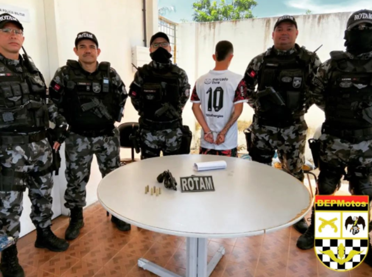 Policiais da 3ª CEPMotos prendem indivíduo e apreendem arma de fogo na manhã deste domingo (01), no bairro do Jatobá, em Patos