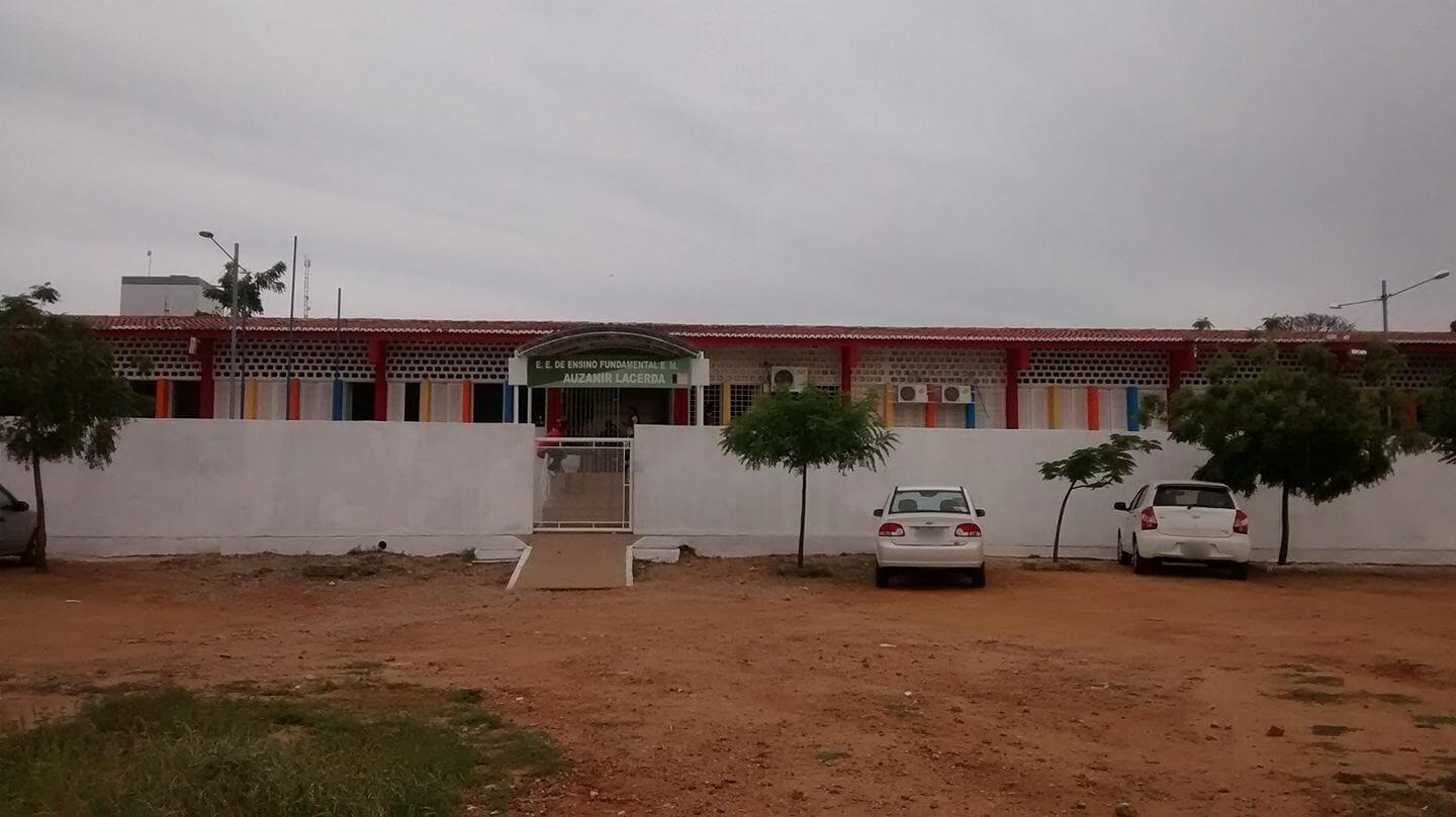Aluna da ECI Auzanir Lacerda, em Patos, diz que estudantes foram prejudicados após aulas serem transferidas para o Coriolano de Medeiros devido a reformas